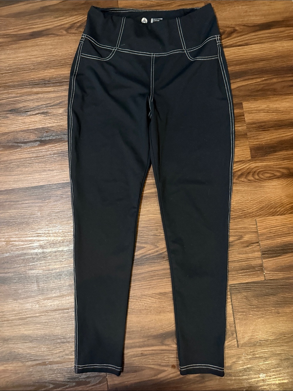 High-Waist Black Leggings with Contrast Stitching